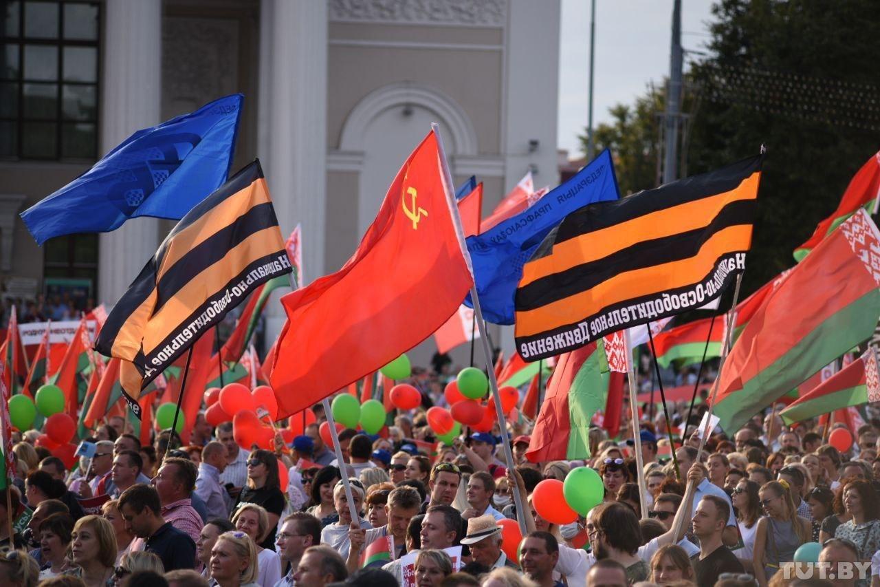 Белоруссия за россию. Митинги Белоруссия за Лукашенко. Митинг Белорусские флаги и флаги России. Протесты в Беларуси. Митинг с флагами.